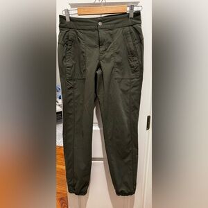 Athleta woman’s joggers. Size 2. Snap closure
Zipper pockets.